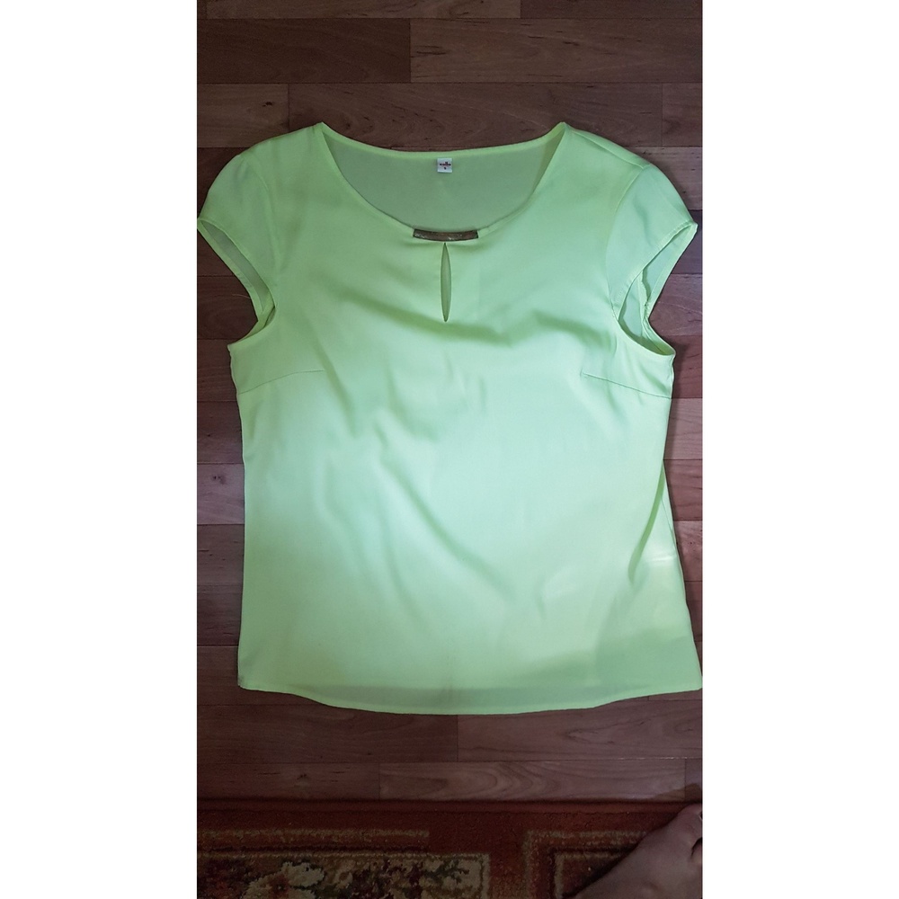 Top Women's Green EUC Keyhole neckline